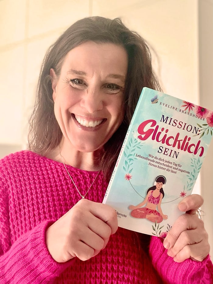 Eveline Brandhofer mit dem Buch